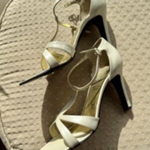 Bruno Magli Ladies Pearl T Strap Hi Heel Sandal Sz 8AA